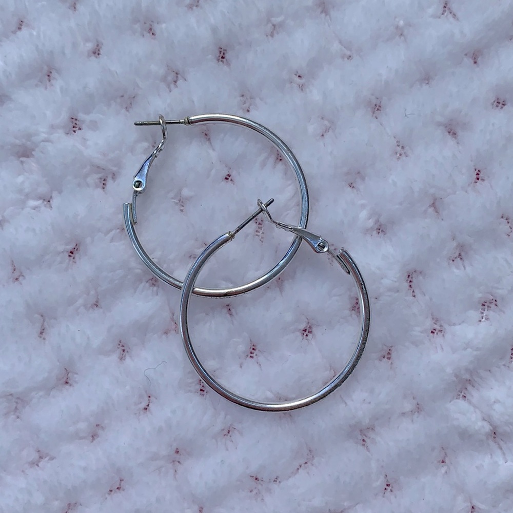 Silver plated medium sized hoop earrings!